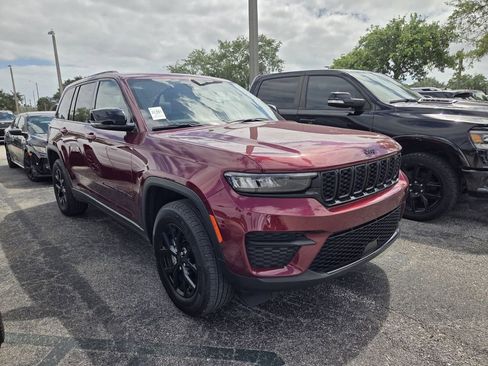 Used 2025 Jeep Grand Cherokee Altitude image 2
