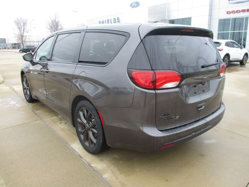 Used 2018 Chrysler Pacifica Touring Plus w/ S Appearance Package image 3