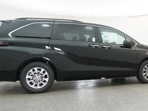 New 2026 Toyota Sienna XLE FWD image 6