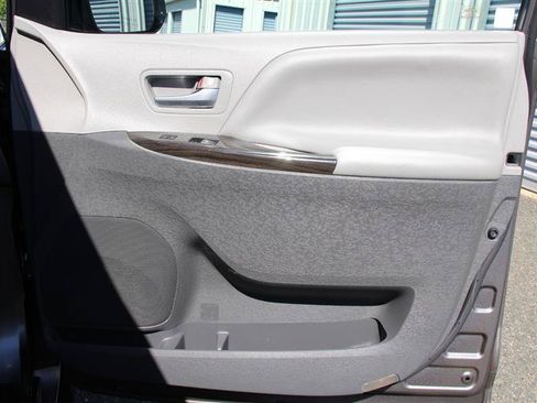 Used 2016 Toyota Sienna XLE w/ XLE Navigation Package FWD image 17