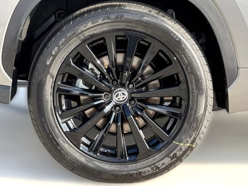 New 2026 Toyota Highlander XLE image 10