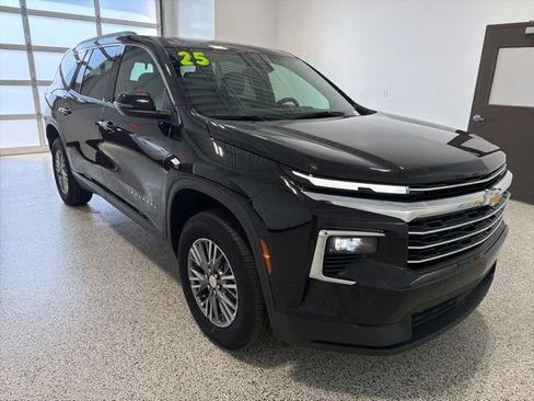 Used 2025 Chevrolet Traverse LT FWD image 2