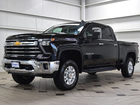 Used 2024 Chevrolet Silverado 2500 LTZ w/ LTZ Convenience Package AWD/4WD image 3