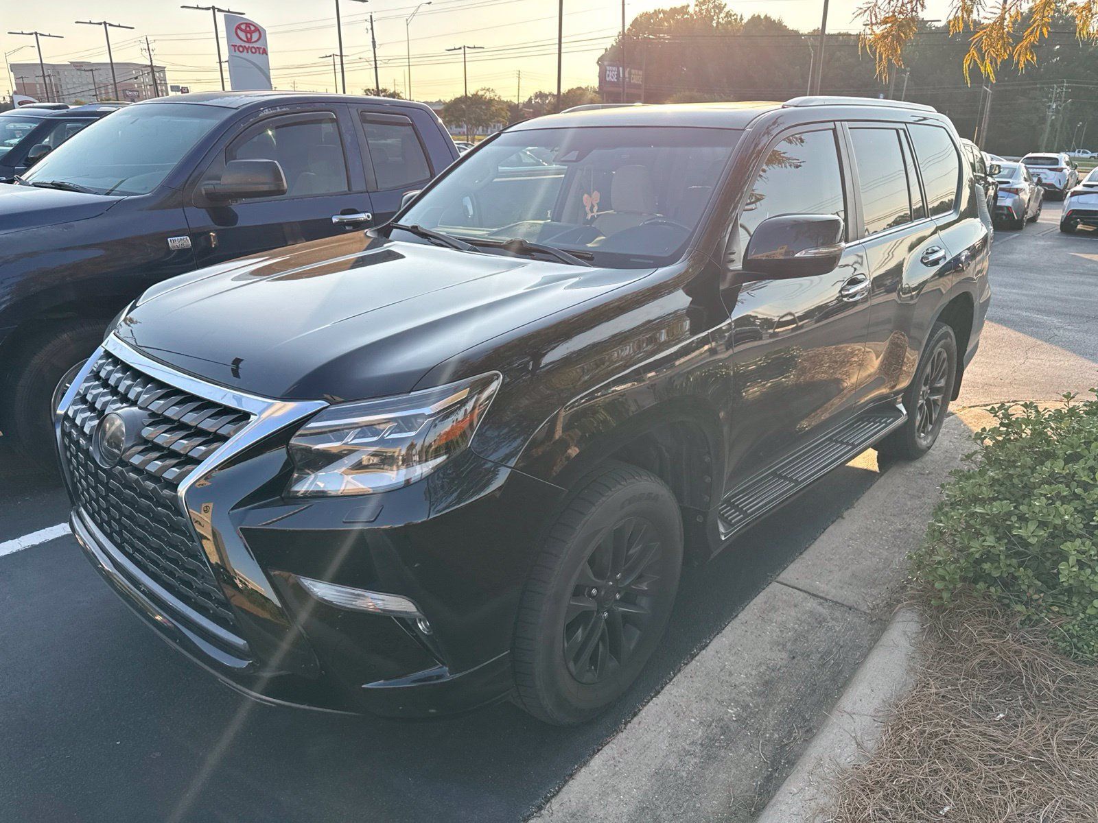 Used 2021 Lexus GX 460 Premium w/ Premium Package AWD/4WD image 3