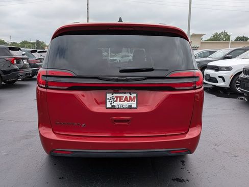 Used 2025 Chrysler Pacifica Limited FWD image 7