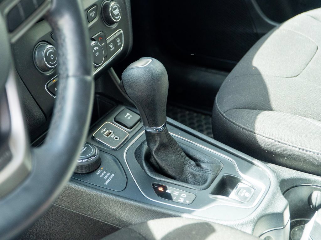 Used 2019 Jeep Cherokee Latitude w/ Cold Weather Group AWD/4WD image 27