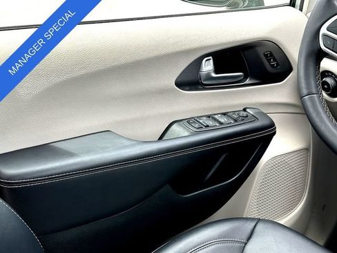 Used 2024 Chrysler Pacifica Touring-L FWD image 27
