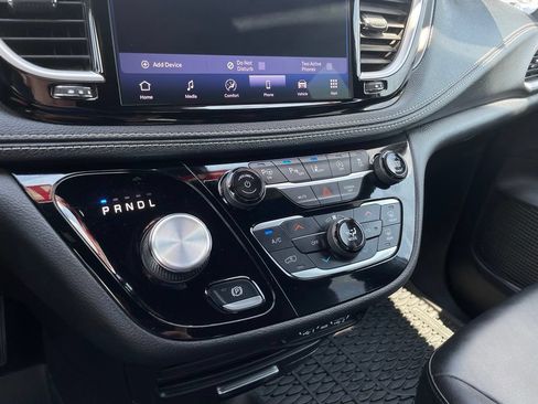 Used 2025 Chrysler Pacifica Select AWD/4WD image 18