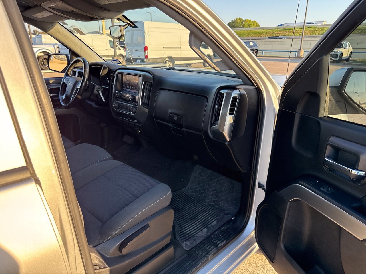 Used 2018 Chevrolet Silverado 1500 LT AWD/4WD image 14