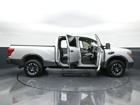 Used 2018 Nissan Titan PRO-4X w/ Pro-4x Convenience Package AWD/4WD image 47