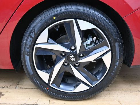 Used 2023 Hyundai Elantra Limited w/ Preferred Accessory Package FWD image 12
