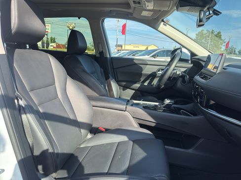 Used 2025 Nissan Rogue SL w/ SL Premium Package FWD image 15
