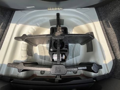 Certified 2025 Volkswagen Jetta S FWD image 30