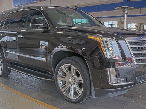 Used 2018 Cadillac Escalade Luxury image 7