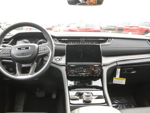 New 2025 Jeep Grand Cherokee Limited w/ Black Appearance Package image 15