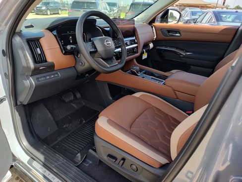 New 2026 Nissan Pathfinder Platinum FWD image 2