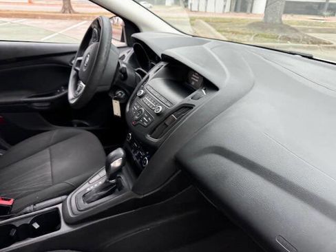 Used 2018 Ford Focus SE w/ SE Appearance Package image 25