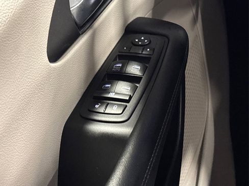 Used 2024 Chrysler Pacifica Touring-L image 23