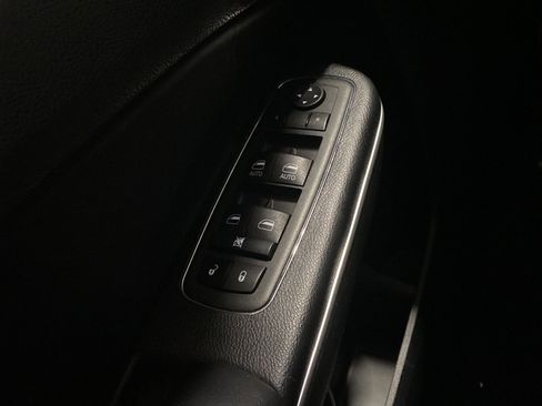 Used 2023 Chrysler 300 Touring w/ Sport Appearance Package RWD image 18