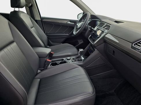 Used 2022 Volkswagen Tiguan SE w/ Panoramic Sunroof Package image 12