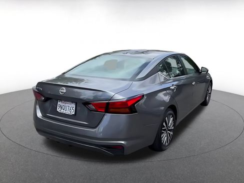 Used 2025 Nissan Altima 2.5 SV FWD image 11