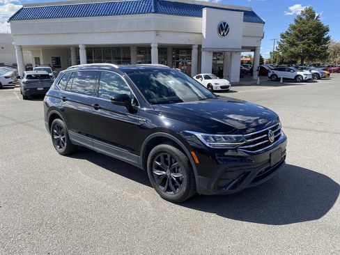 Used 2022 Volkswagen Tiguan SE w/ Panoramic Sunroof Package FWD image 39