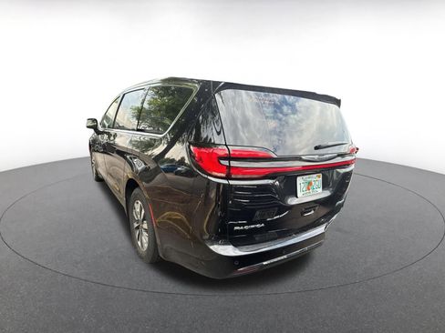 Used 2023 Chrysler Pacifica Touring-L FWD image 10