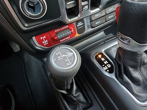 Used 2024 Jeep Gladiator Mojave AWD/4WD image 17