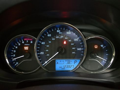 Used 2016 Toyota Corolla LE FWD image 17