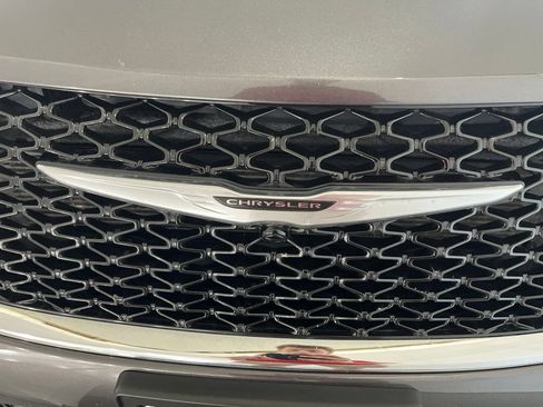 Used 2023 Chrysler Pacifica Limited FWD image 35
