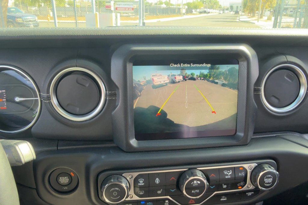 Used 2023 Jeep Wrangler Unlimited Sahara w/ Cold Weather Group AWD/4WD image 17