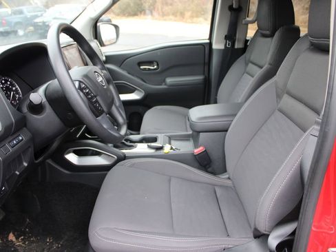 Used 2024 Nissan Frontier SV image 34