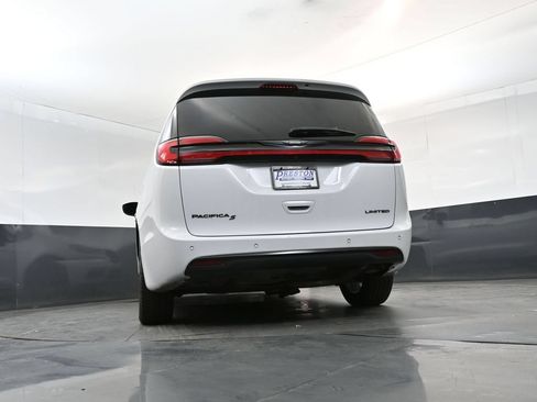 Used 2025 Chrysler Pacifica Limited FWD image 22