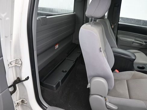 Used 2015 Toyota Tacoma Base image 6