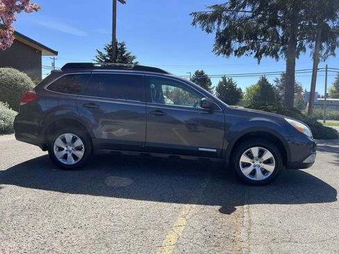 Used 2011 Subaru Outback 3.6R Limited w/ PWR Moonroof Pkg AWD/4WD image 4