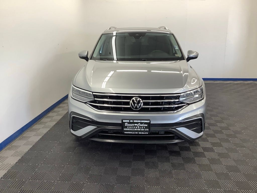 Used 2023 Volkswagen Tiguan SE w/ Panoramic Sunroof Package FWD image 2