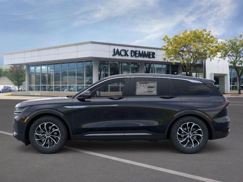 Used 2025 Lincoln Nautilus Premier image 3