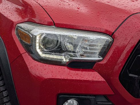 Used 2017 Toyota Tacoma TRD Off-Road w/ Premium & Technology Package AWD/4WD image 10