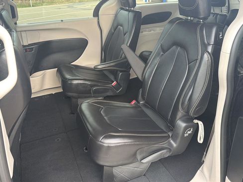 Used 2024 Chrysler Pacifica Touring-L image 30