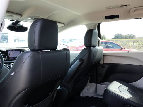 Used 2020 Chrysler Pacifica Touring-L w/ Tire & Wheel Group image 12