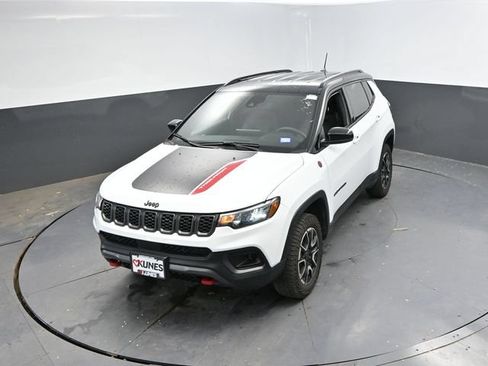 Used 2025 Jeep Compass Trailhawk AWD/4WD image 42