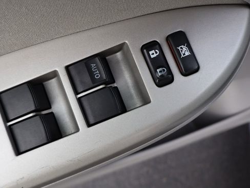 Used 2012 Toyota Corolla LE image 28