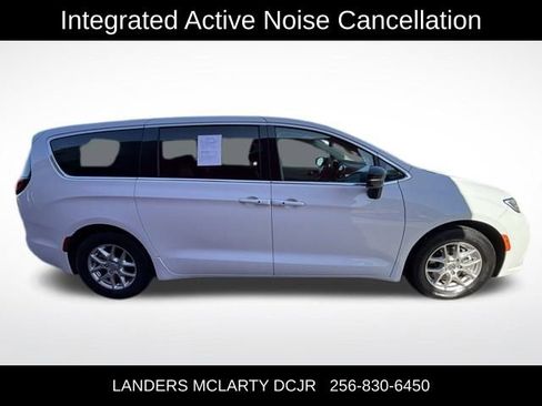 Used 2024 Chrysler Pacifica Touring-L image 8
