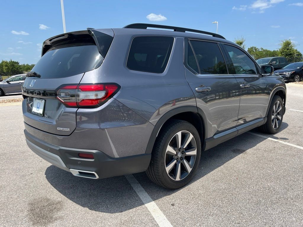 Used 2025 Honda Pilot Touring image 4