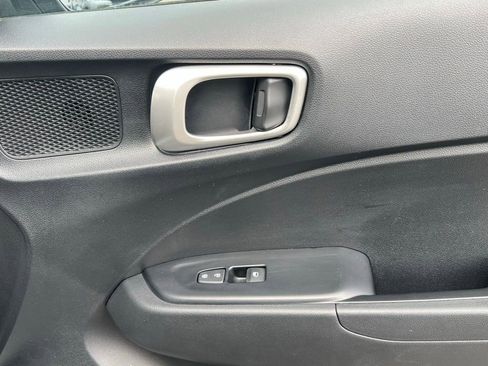Used 2025 Hyundai Venue SEL FWD image 17