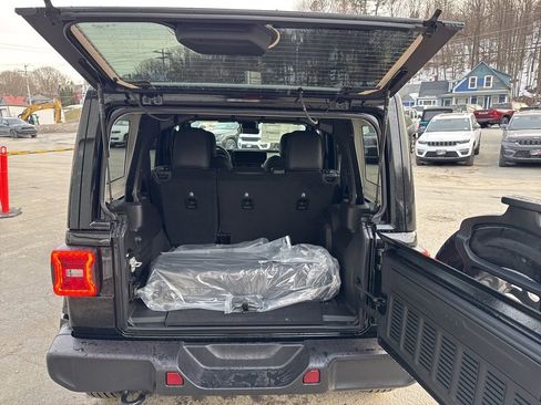 New 2025 Jeep Wrangler Unlimited Sahara w/ Technology Group AWD/4WD image 5