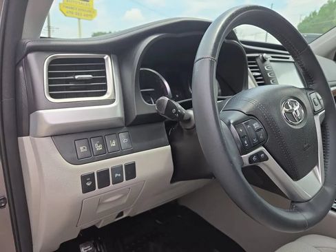 Used 2016 Toyota Highlander Limited w/ Driver Technology Package FWD image 13