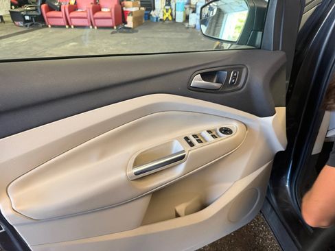 Used 2017 Ford Escape SE AWD/4WD image 36
