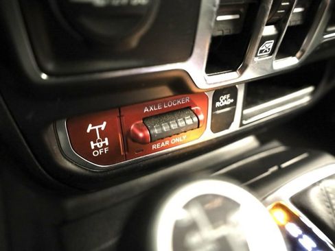 Used 2024 Jeep Wrangler Unlimited image 23