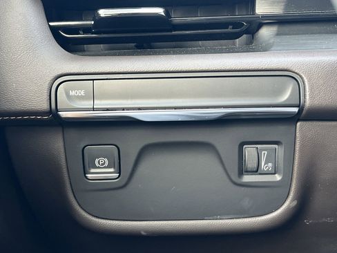 Used 2021 Cadillac Escalade Premium Luxury image 19